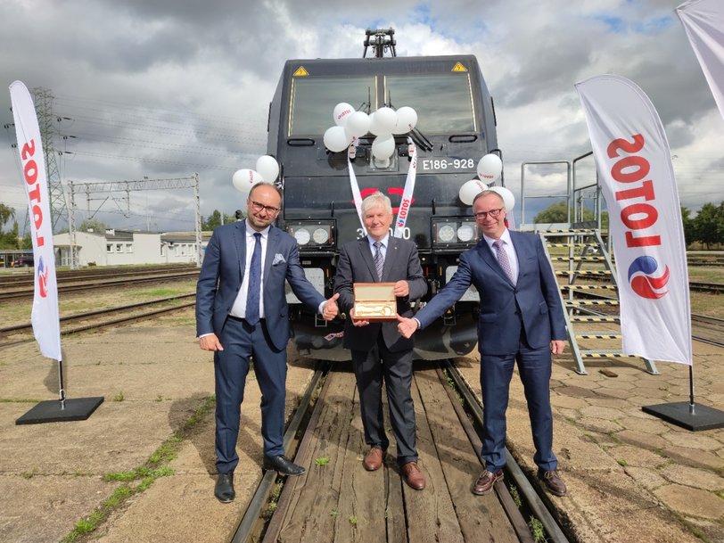 Bombardier liefert die erste von drei TRAXX-Lokomotiven an CARGOUNIT